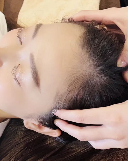 全身指压按摩 30 分钟 + 干式头部按摩 15 分钟 + 眼部按摩仪 & 热石疗法 10 分钟 + 足部护理仪特别套餐 20 分钟