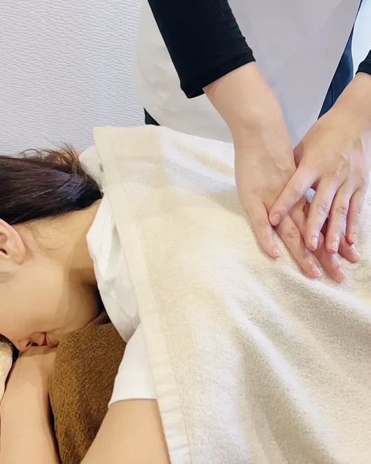 全身指压按摩 20 分钟 + 干式头部按摩 10 分钟 + 足部护理仪特别套餐 20 分钟